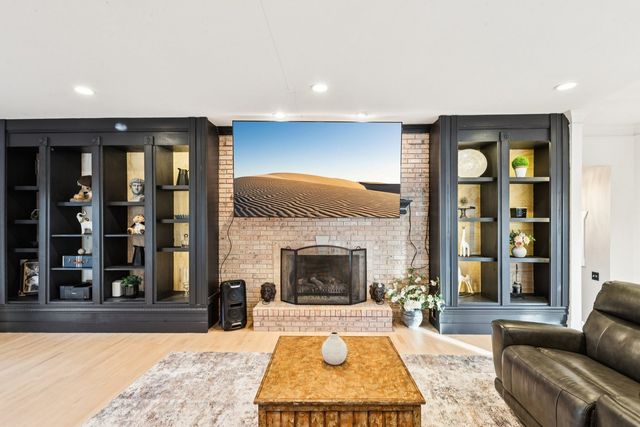 27625 W Kazimour Drive, Lake Barrington, IL 60010