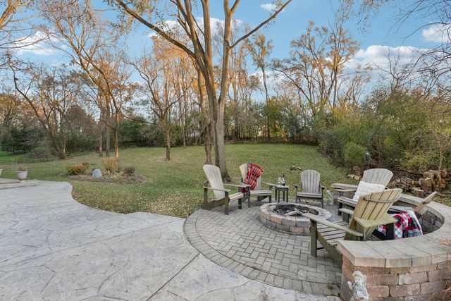 27625 W Kazimour Drive, Lake Barrington, IL 60010