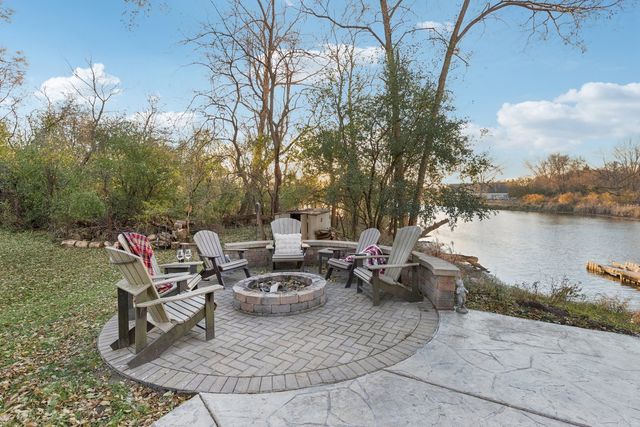 27625 W Kazimour Drive, Lake Barrington, IL 60010