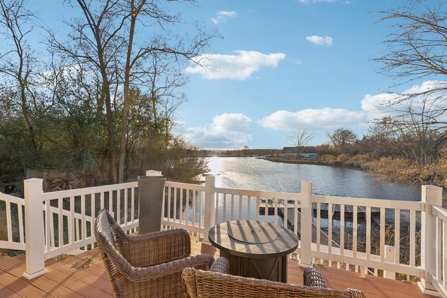 27625 W Kazimour Drive, Lake Barrington, IL 60010