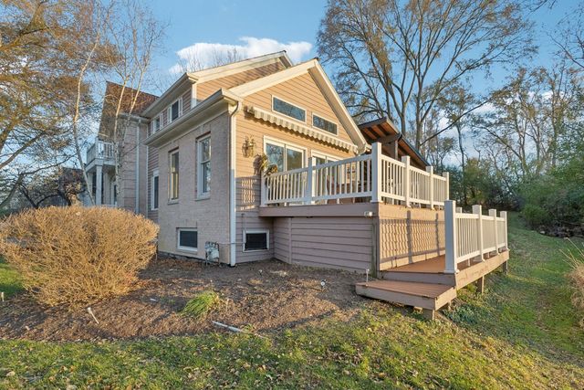 27625 W Kazimour Drive, Lake Barrington, IL 60010