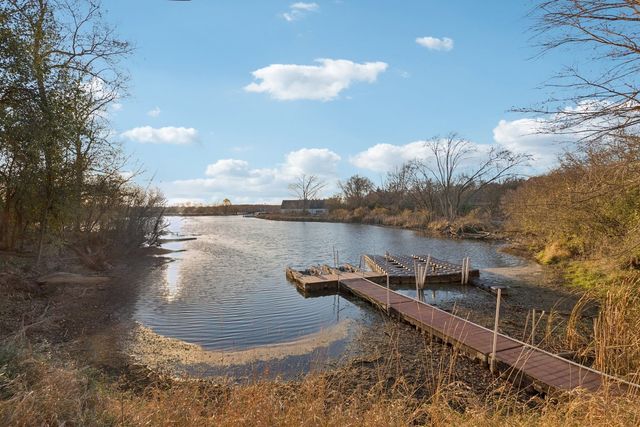 27625 W Kazimour Drive, Lake Barrington, IL 60010