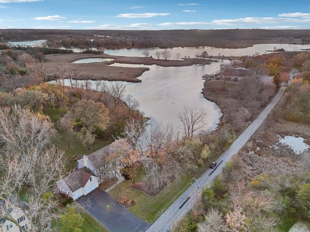 27625 W Kazimour Drive, Lake Barrington, IL 60010