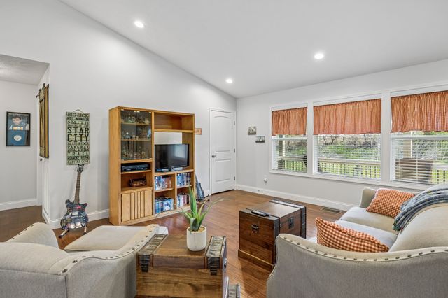 2 Hickman Creek Rd, N, Hickman, TN 38567