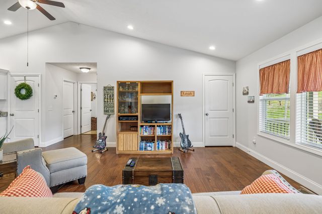 2 Hickman Creek Rd, N, Hickman, TN 38567