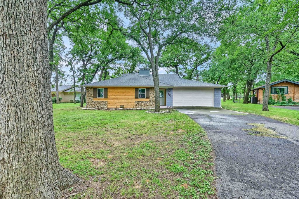 912 Kiowa Drive W, Lake Kiowa, TX 76240