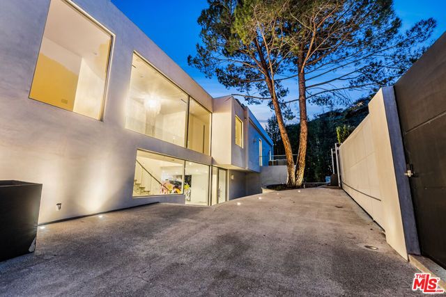 8854 Thrasher Avenue, Los Angeles, CA 90069