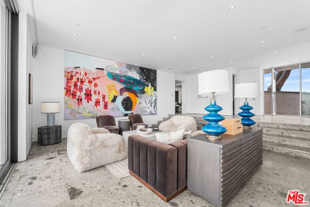 8854 Thrasher Avenue, Los Angeles, CA 90069