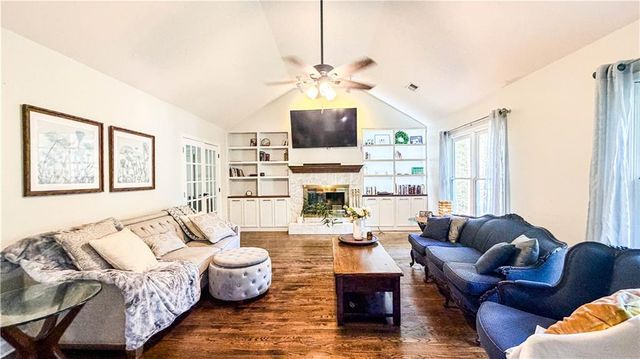 3767 Memorial Parkway NW, Kennesaw, GA 30152