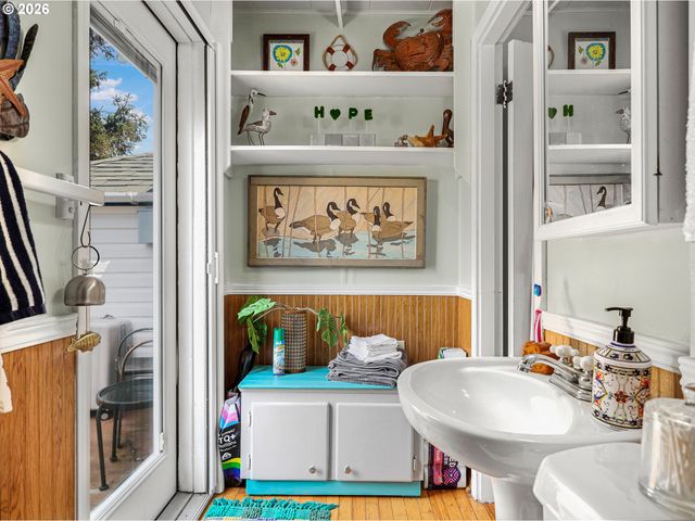 310 AVENUE K, Seaside, OR 97138