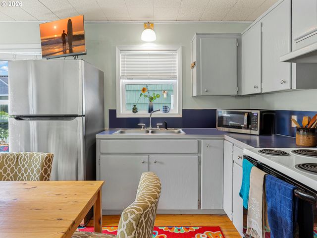 310 AVENUE K, Seaside, OR 97138