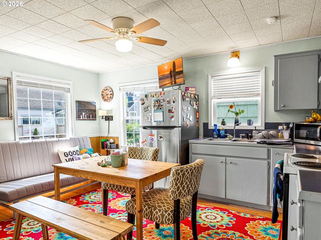 310 AVENUE K, Seaside, OR 97138