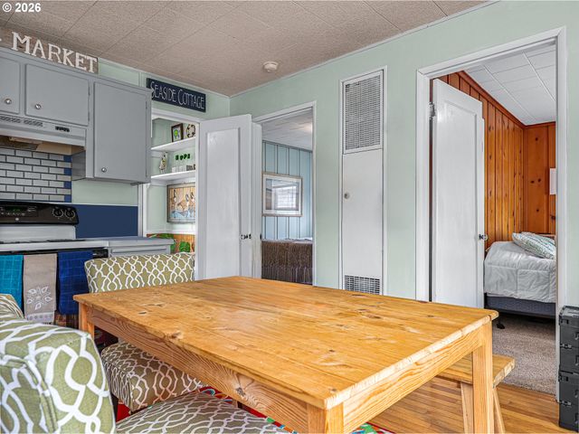 310 AVENUE K, Seaside, OR 97138
