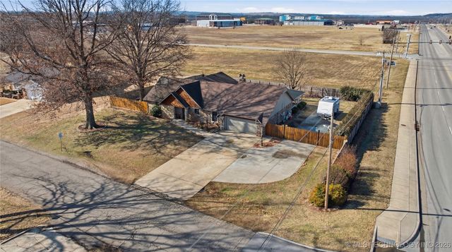 9606 S Maybelle Avenue, Jenks, OK 74037