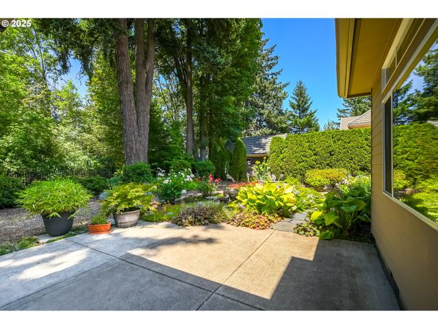 3868 Mirror Pond Way, Eugene, OR 97408