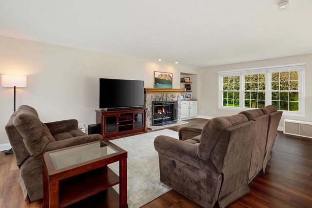 309 Stonebrook DRIVE, Waukesha, WI 53186