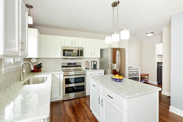 309 Stonebrook DRIVE, Waukesha, WI 53186