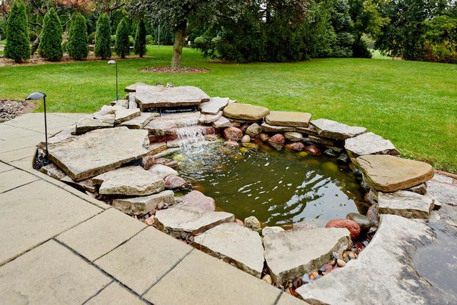 309 Stonebrook DRIVE, Waukesha, WI 53186