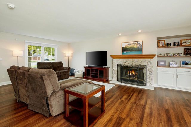 309 Stonebrook DRIVE, Waukesha, WI 53186