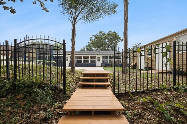 27627 LOIS DRIVE, Tavares, FL 32778