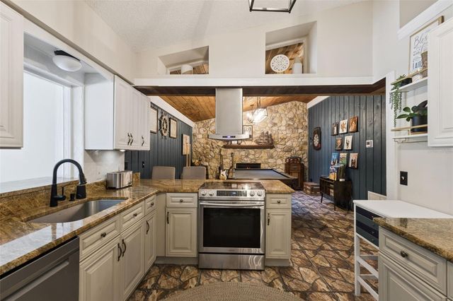 27627 LOIS DRIVE, Tavares, FL 32778