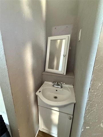 919 Bates Street, St Louis, MO 63111