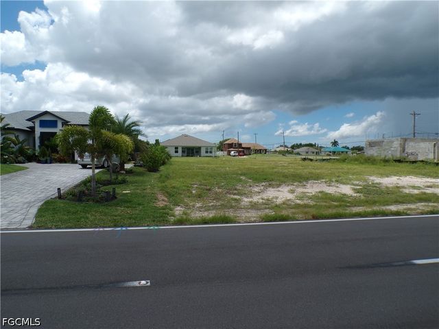 420 Diplomat PKWY E, Cape Coral, FL 33909