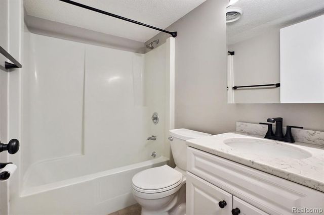 1627 S Riverside Avenue, Saint Clair, MI 48079