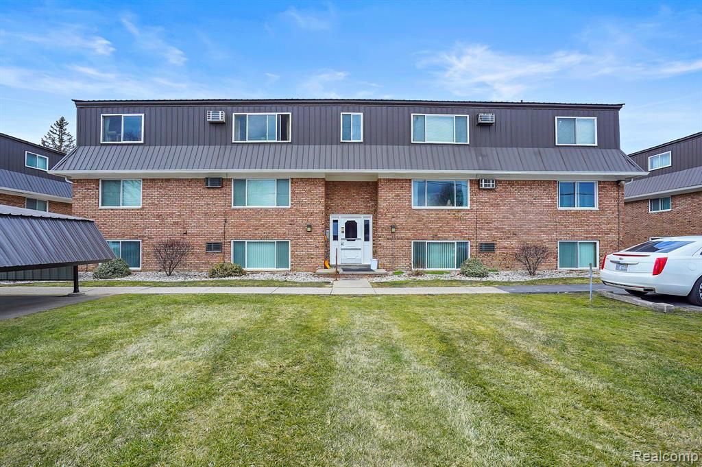 1627 S Riverside Avenue, Saint Clair, MI 48079