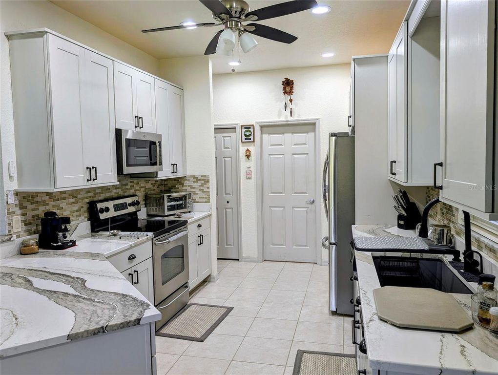 Image 15 of property listing at 5201 GREEN DRIVE, Winter Haven, FL 33884