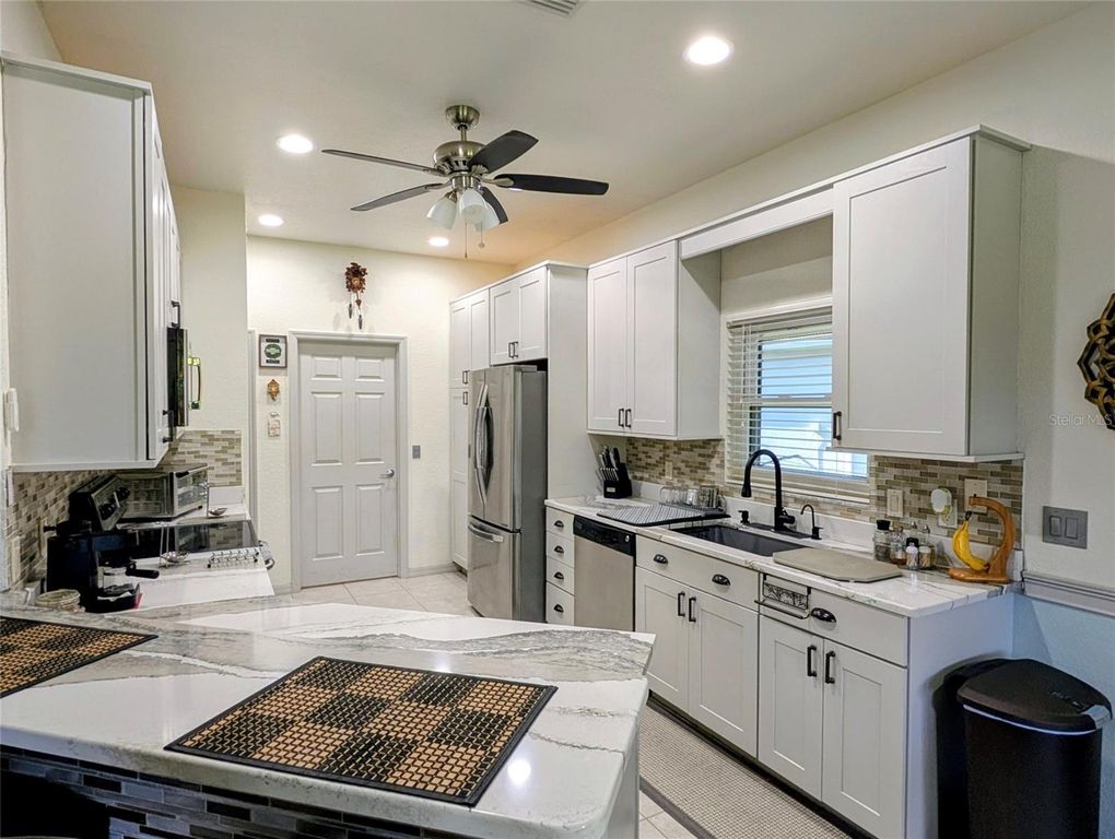 Image 16 of property listing at 5201 GREEN DRIVE, Winter Haven, FL 33884