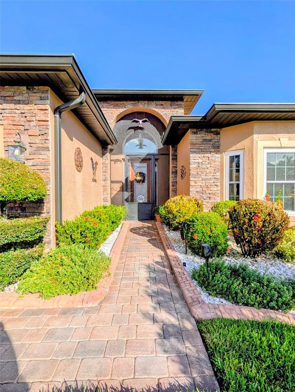 Image 3 of property listing at 5201 GREEN DRIVE, Winter Haven, FL 33884