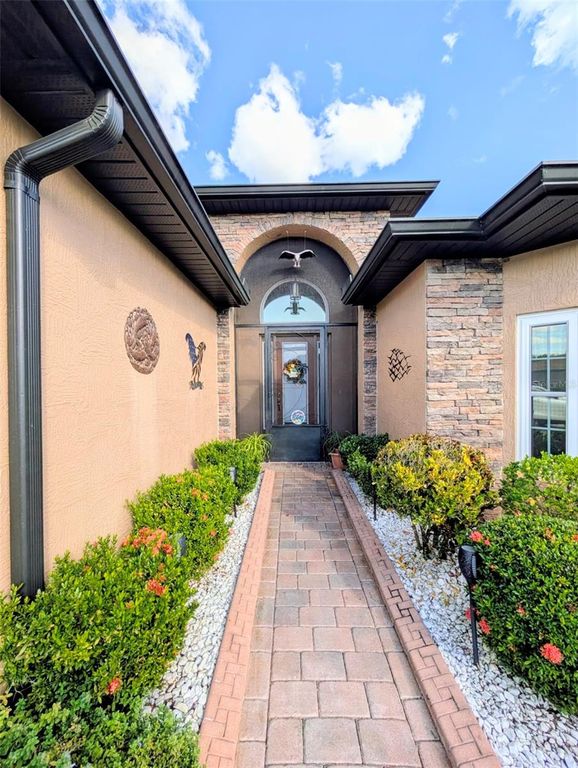 Image 4 of property listing at 5201 GREEN DRIVE, Winter Haven, FL 33884
