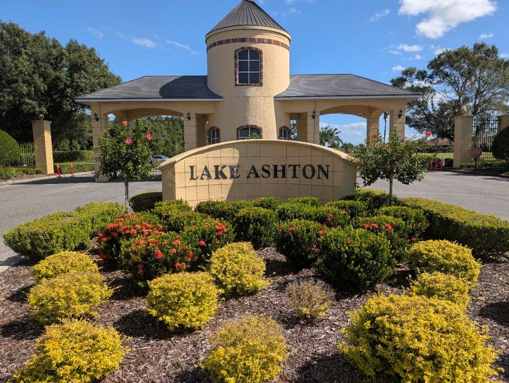 Image 5 of property listing at 5201 GREEN DRIVE, Winter Haven, FL 33884