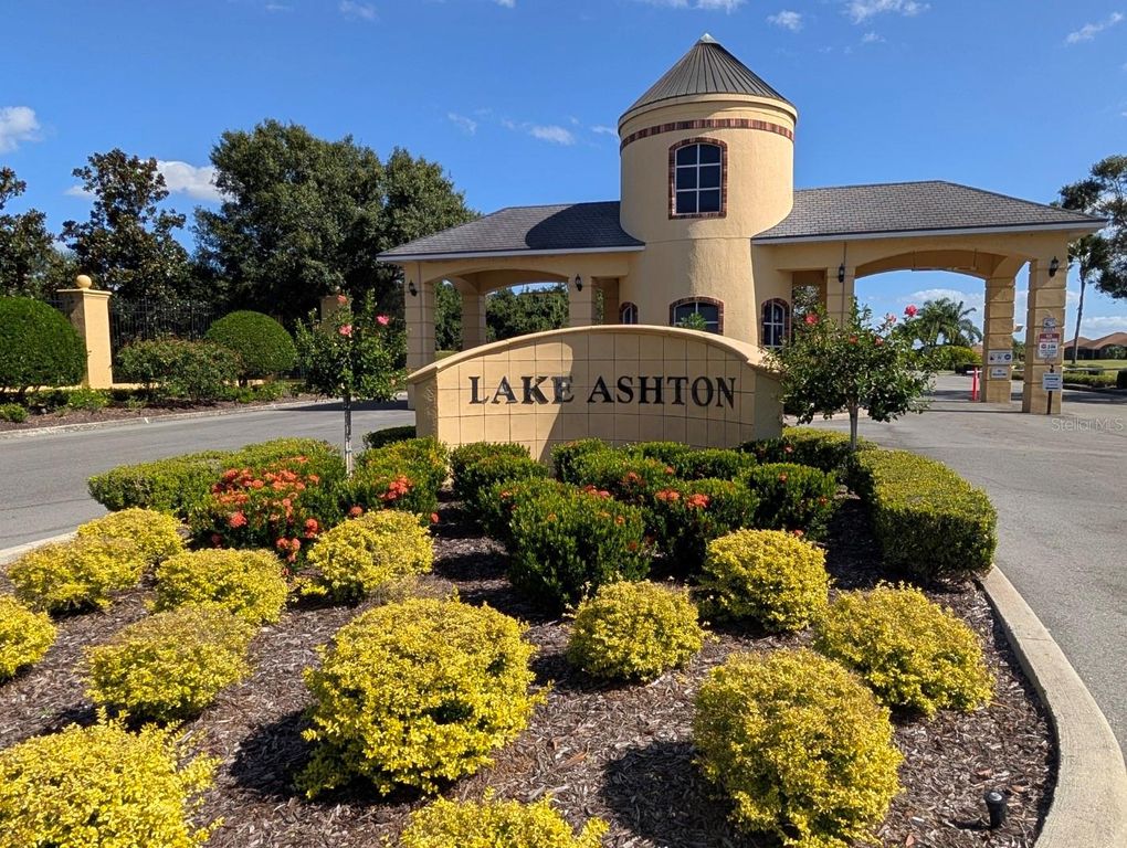 Image 6 of property listing at 5201 GREEN DRIVE, Winter Haven, FL 33884