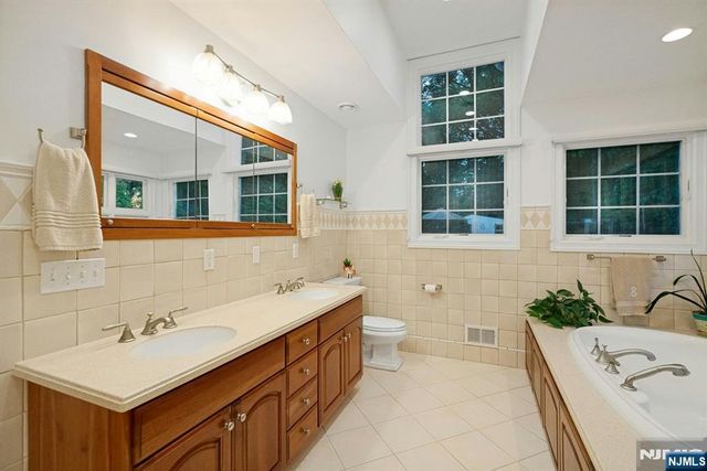 195 Overlook Place, Mahwah, NJ 07430