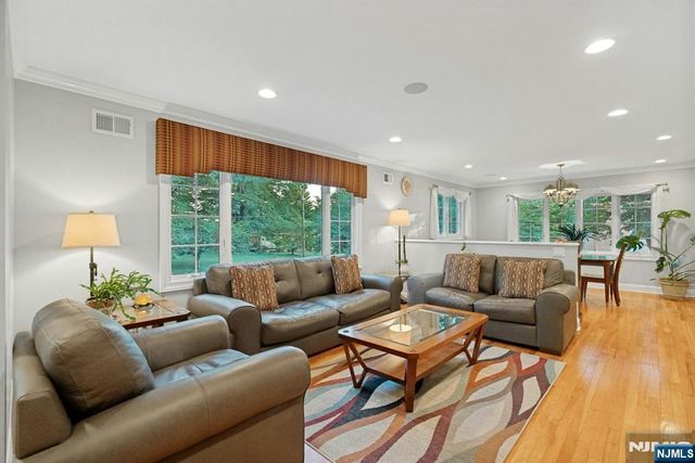 195 Overlook Place, Mahwah, NJ 07430