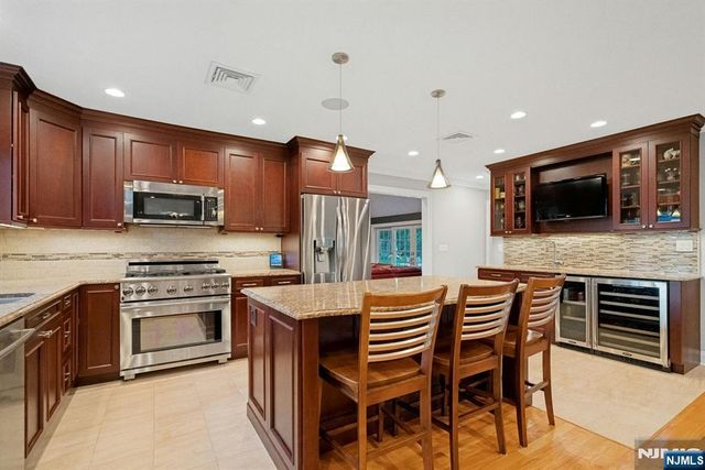 195 Overlook Place, Mahwah, NJ 07430