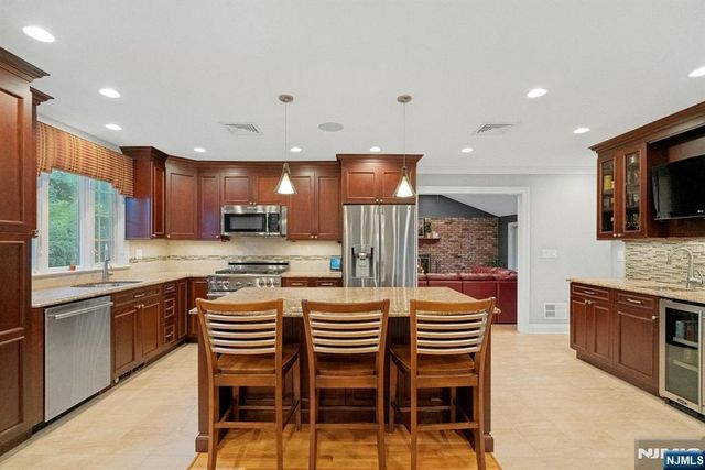 195 Overlook Place, Mahwah, NJ 07430