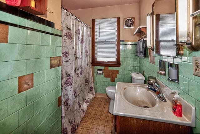 3718 S Iowa AVENUE, Saint Francis, WI 53235