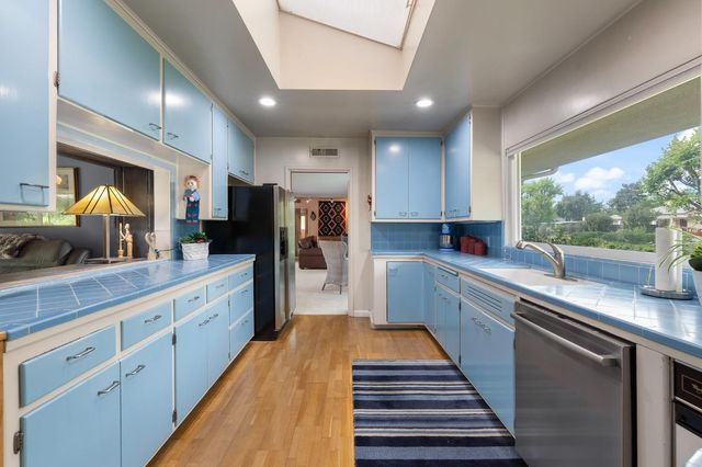 324 E Hampton Way, Fresno, CA 93704