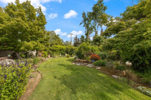 324 E Hampton Way, Fresno, CA 93704