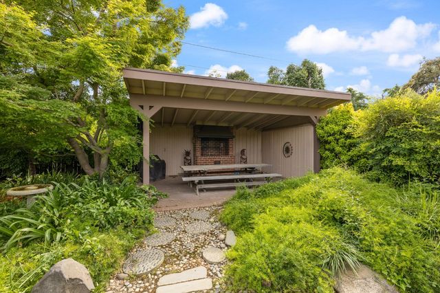 324 E Hampton Way, Fresno, CA 93704