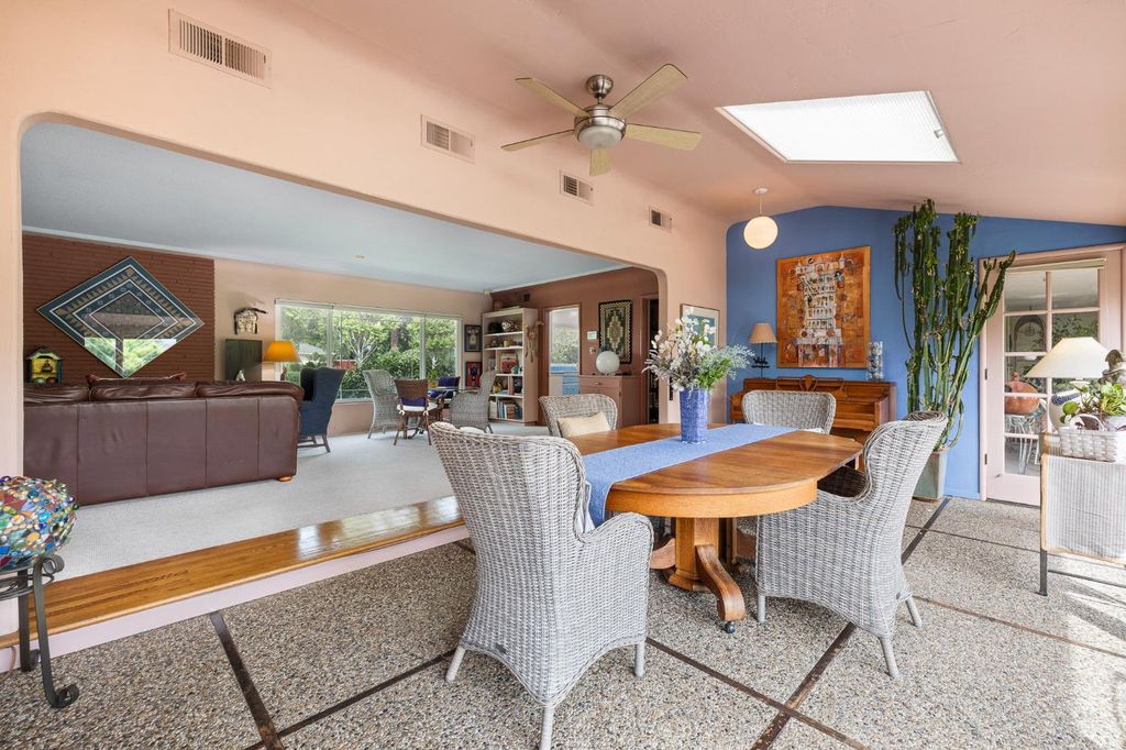 Image 12 of property listing at 324 E Hampton Way, Fresno, CA 93704