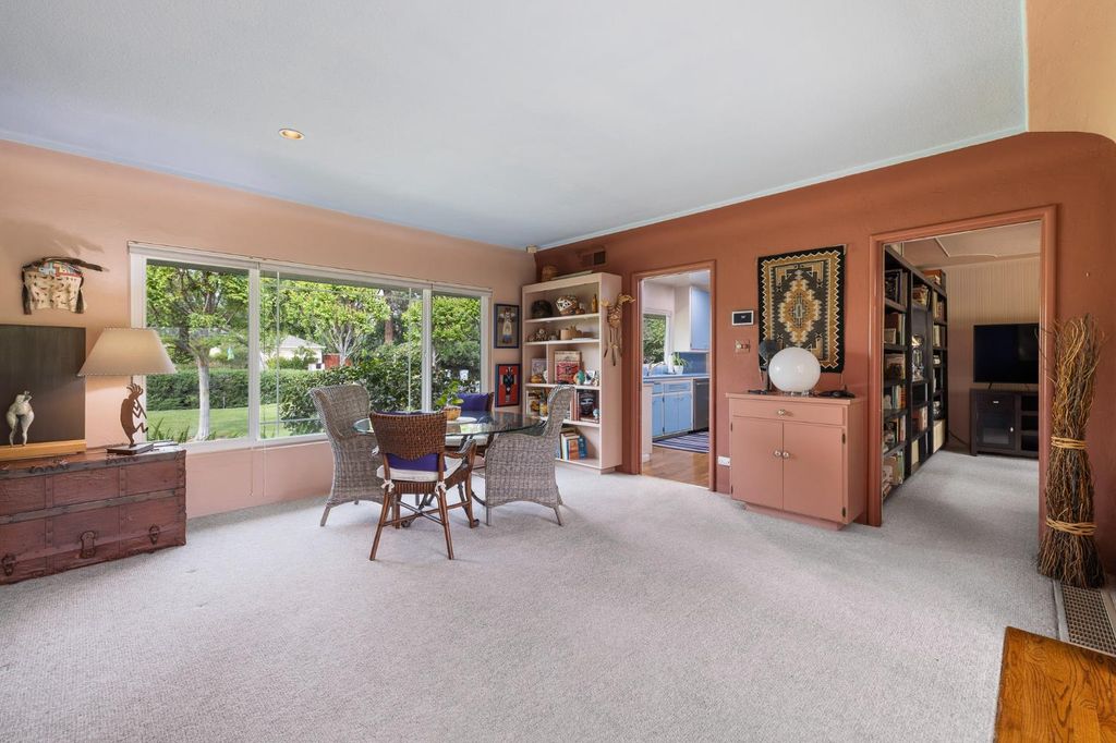 Image 13 of property listing at 324 E Hampton Way, Fresno, CA 93704