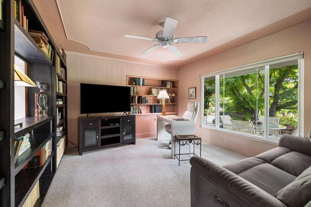 Image 14 of property listing at 324 E Hampton Way, Fresno, CA 93704