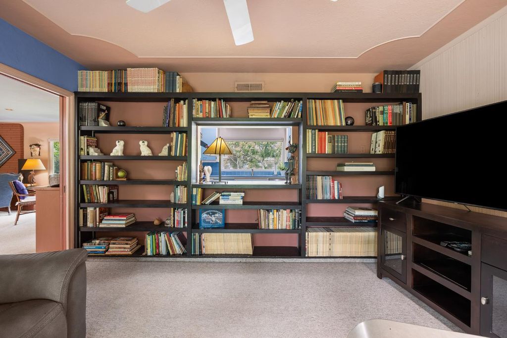 Image 15 of property listing at 324 E Hampton Way, Fresno, CA 93704