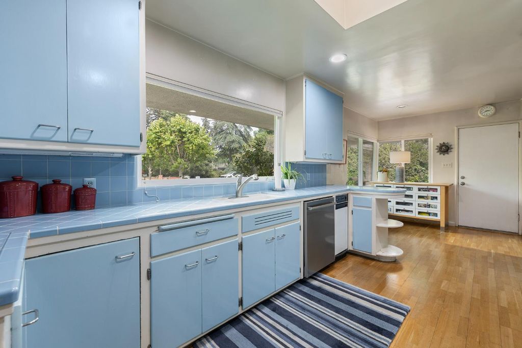 Image 17 of property listing at 324 E Hampton Way, Fresno, CA 93704