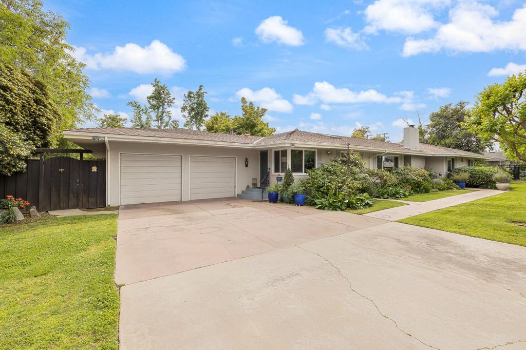 Image 2 of property listing at 324 E Hampton Way, Fresno, CA 93704