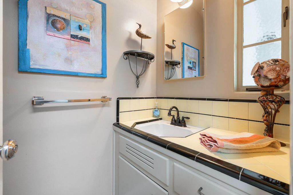 Image 23 of property listing at 324 E Hampton Way, Fresno, CA 93704